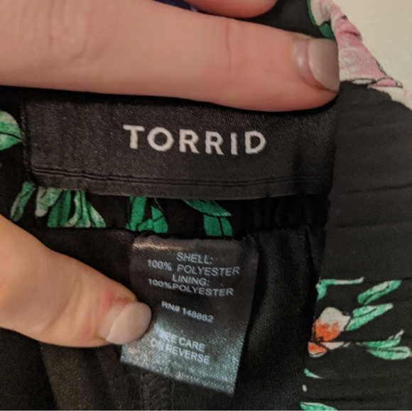 Torrid Floral Black Pull On Chiffon Pants 1x - Picture 7 of 7